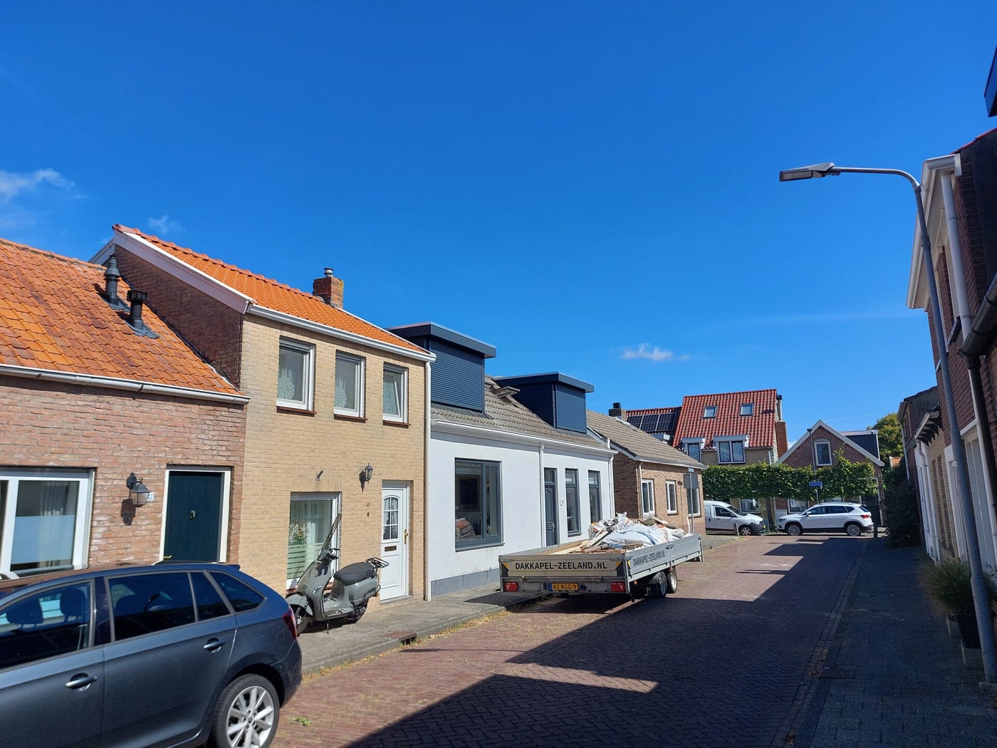 Straatbeeld met twee nieuwe dakkapellen in Colijnsplaat