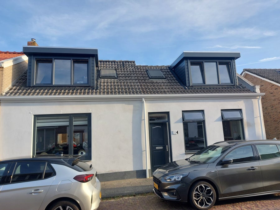 Vooraanzicht van twee dakkapellen familie De Jonge