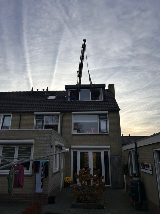 Prefab dakkapel wordt met de kraan geplaatst in Hulst