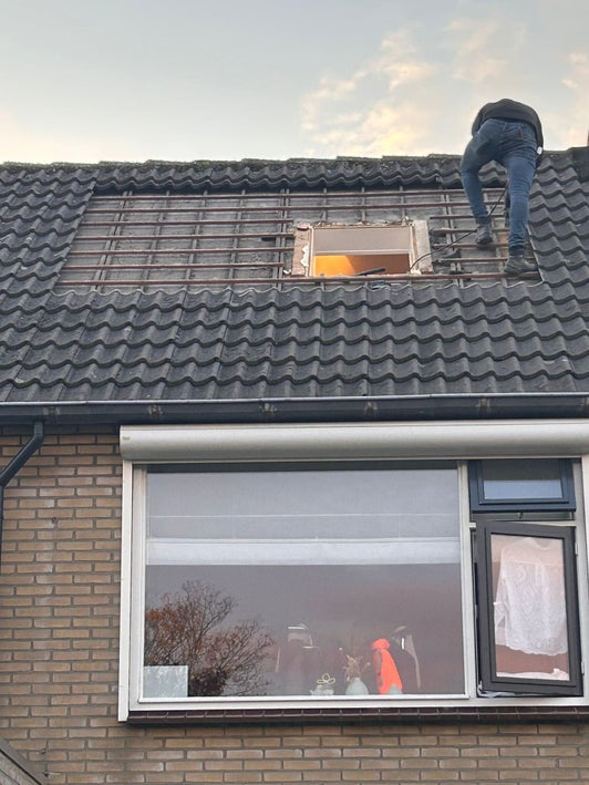 Werkzaamheden aan de dakopening tijdens de plaatsing in Hulst