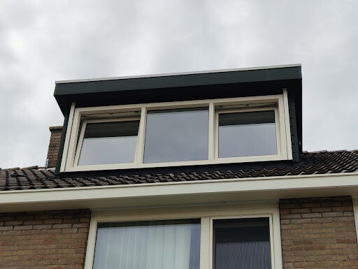 Kunststof dakkapel aan de voorzijde van een woning in Middelburg