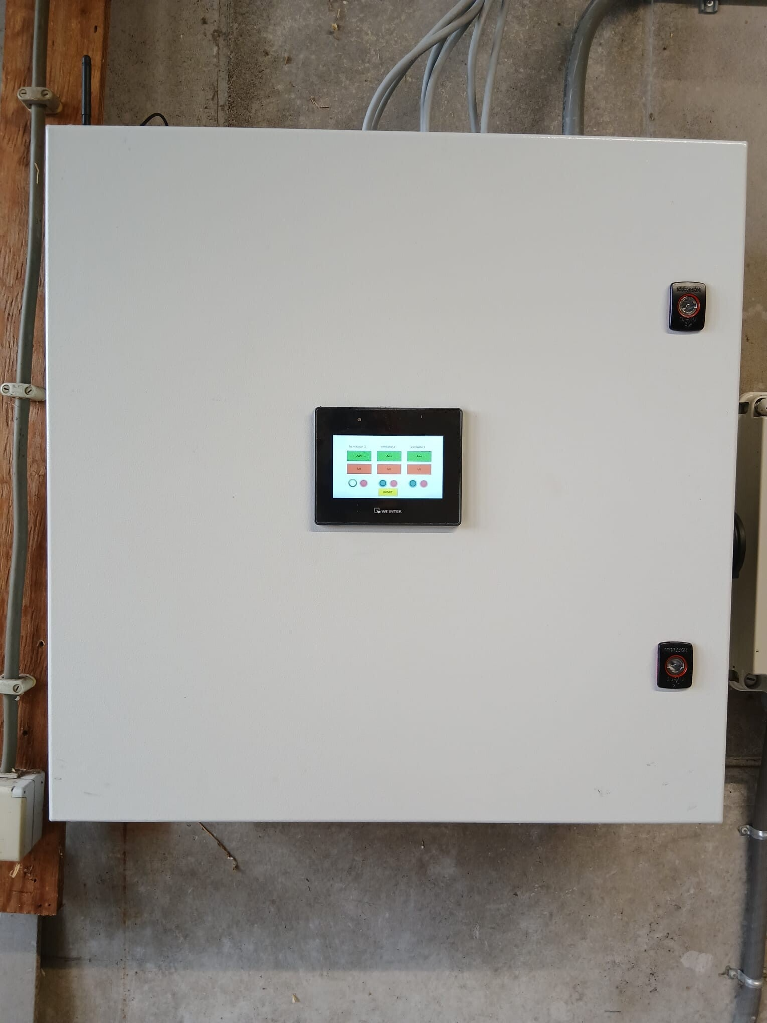 Besturingskast met bet bedieningsscherm voor ventilatoren