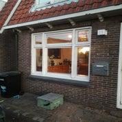 Nieuw geplaatst kozijn met glas
