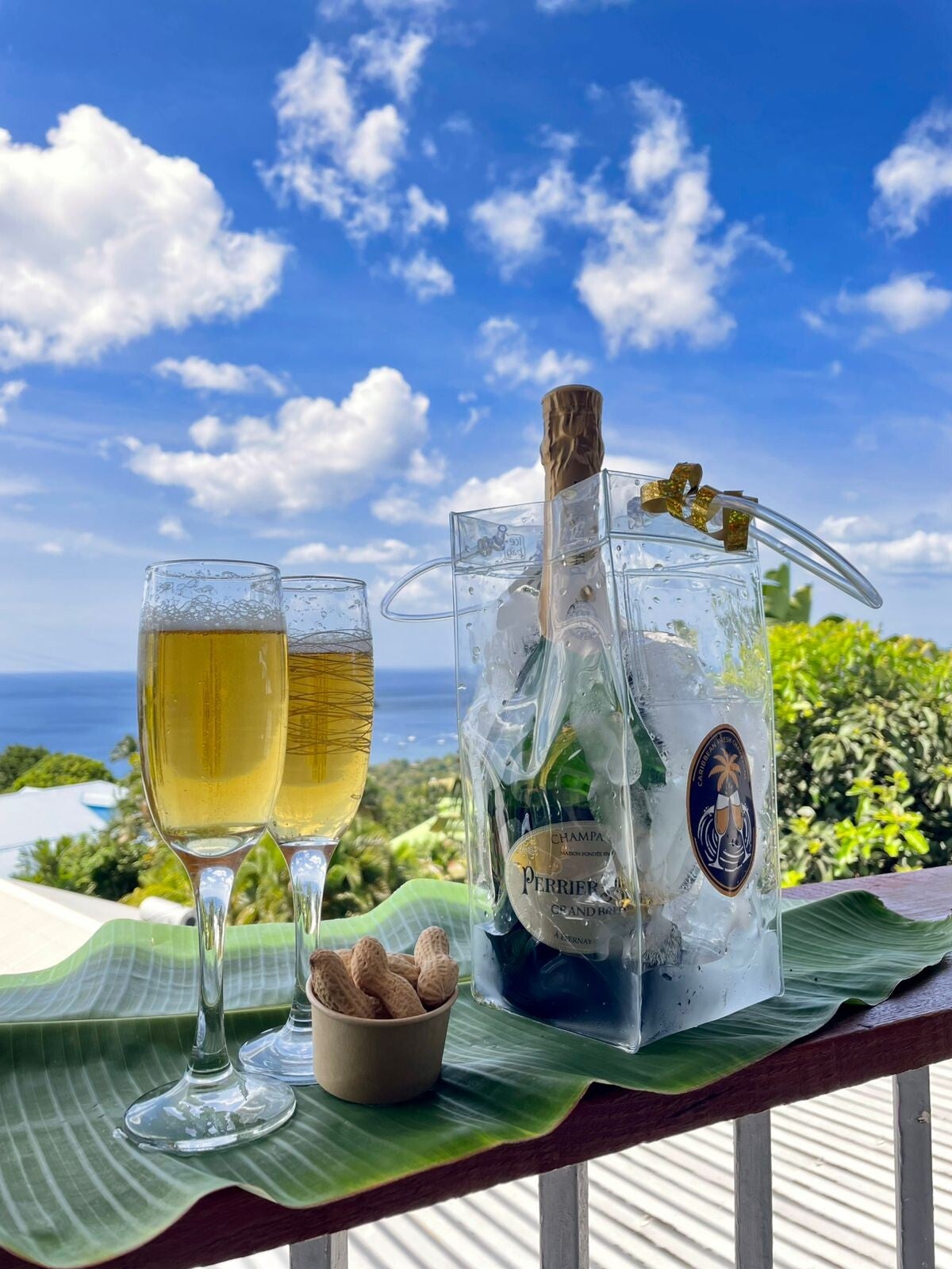 Savourez un champagne frais de votre coucher de soleil, directment dans votre gîte transuillement instllé dans votre jaccuzi ou entre amis sur votre terrasse face à la mer des Caraïbes. Livraison à Bouilalnte en Guaeloupe