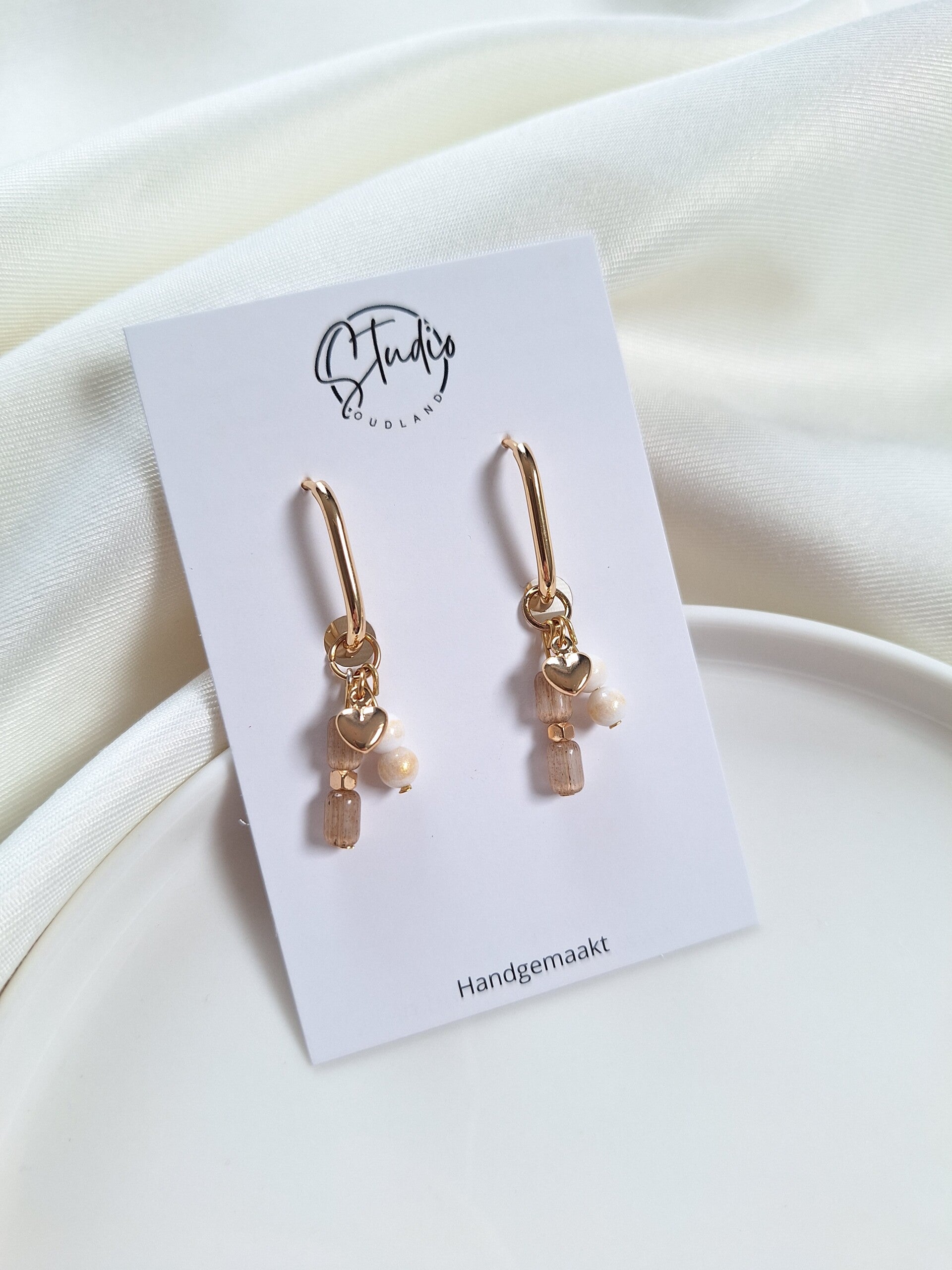 RVS oorbellen met bedels beige/wit