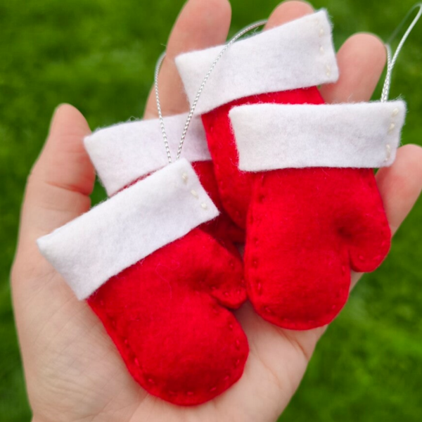 Santa Claus / Father Christmas Mittens / Gloves Felt Hanging Decoration