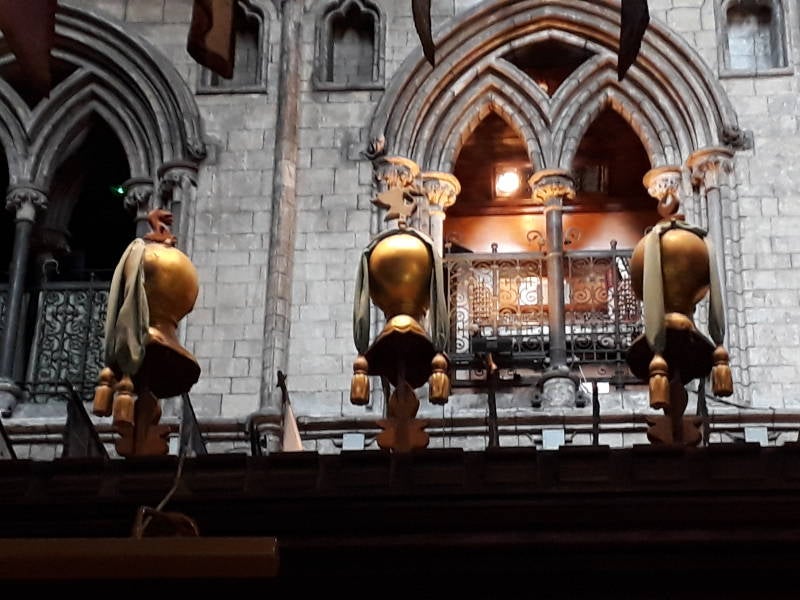 Individuele tekens opde helmen van de ridders.