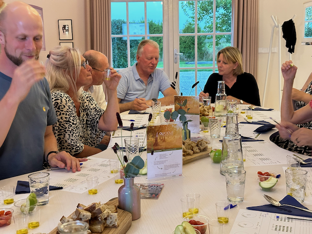 Olijfolie ruiken en proeven