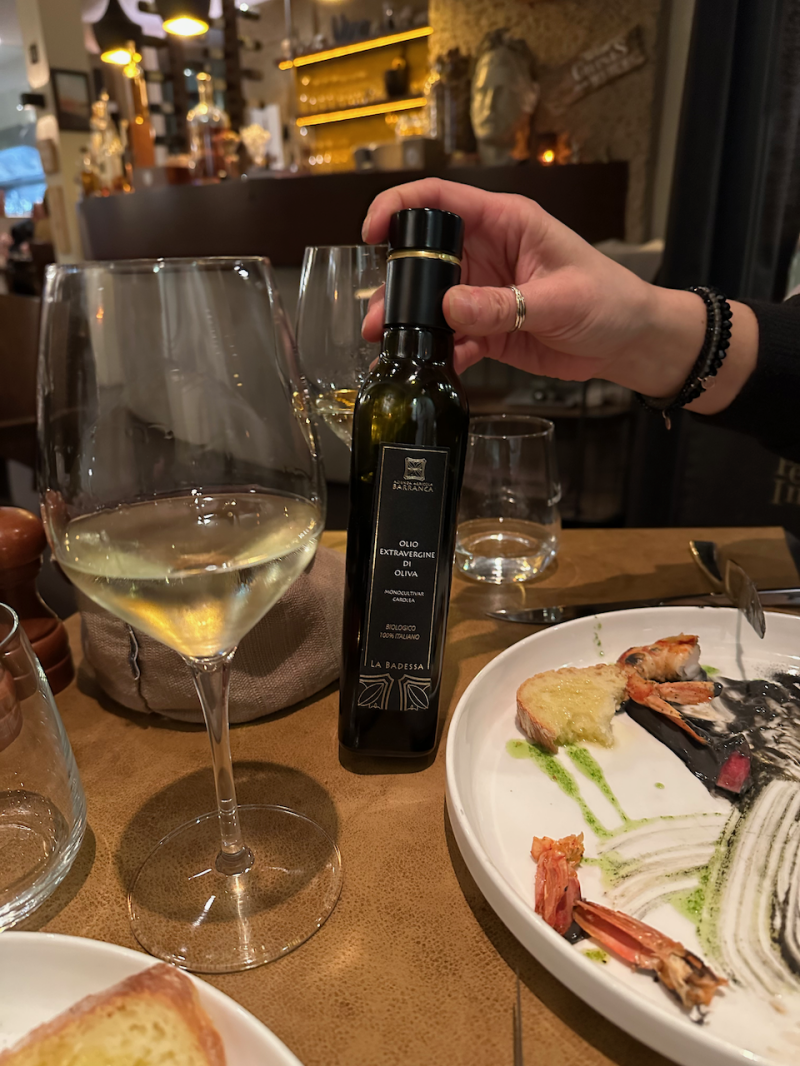 La Badessa olijfolie aan tafel