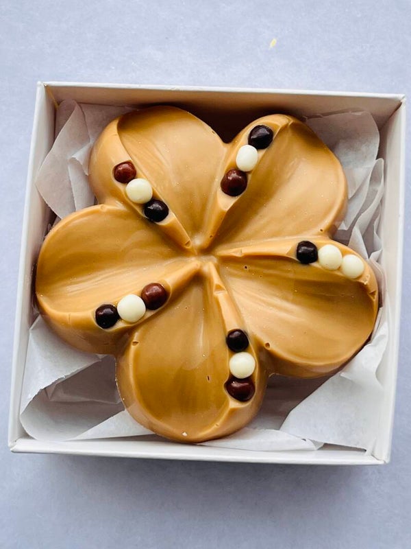 Kwiat Plumerii z czekolady