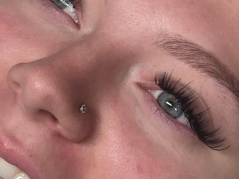 Luxury eyelash beauty service