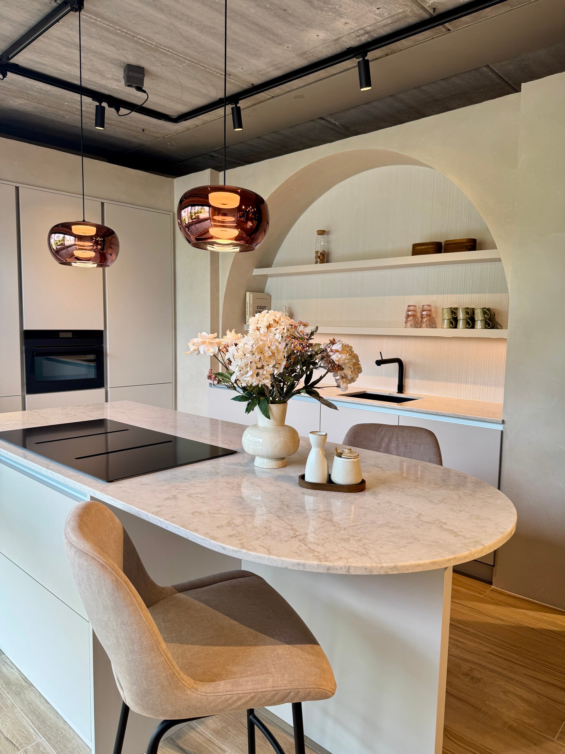 Luxe keuken met ronde vormen en beige