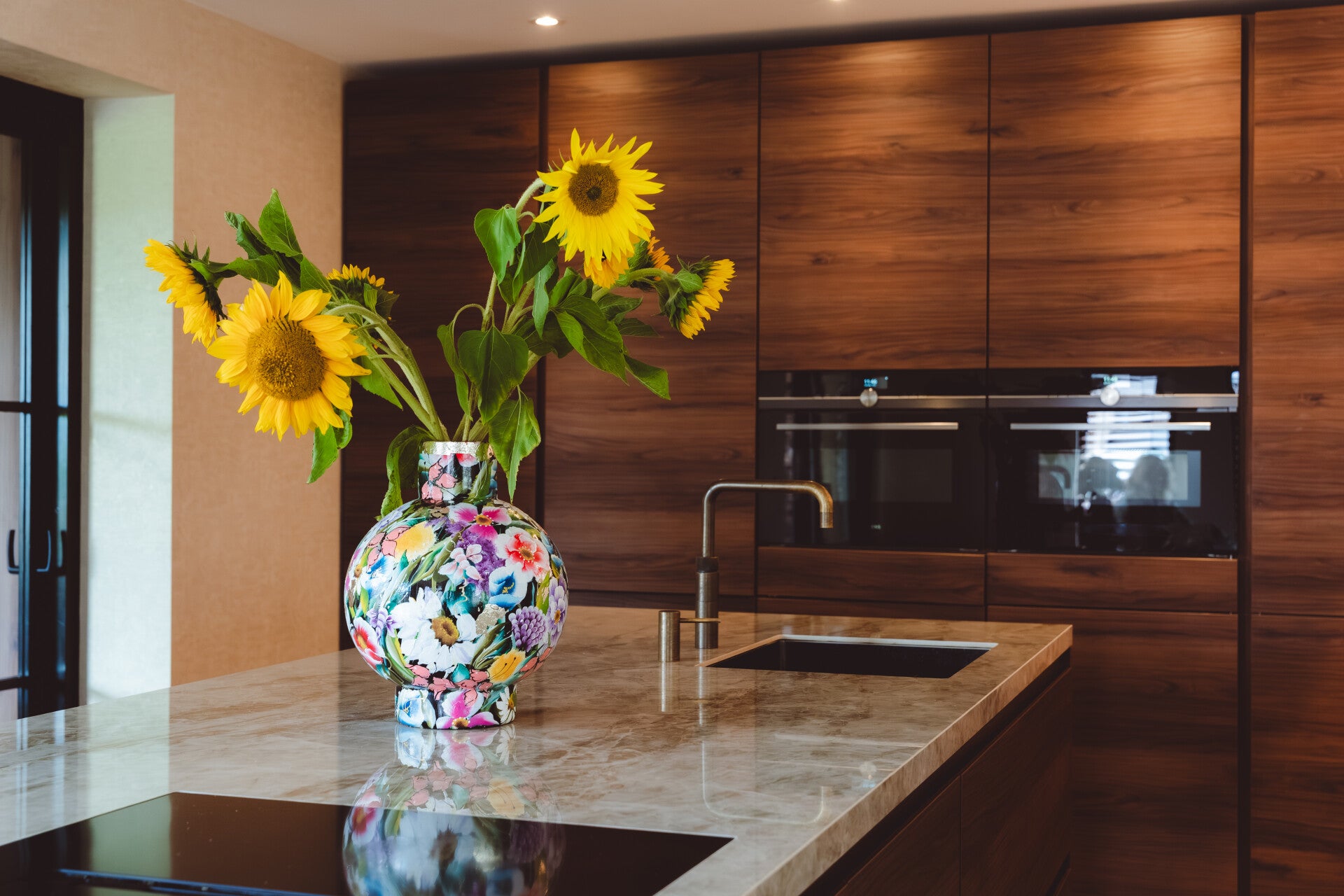 Luxe keuken met ronde vormen en beige