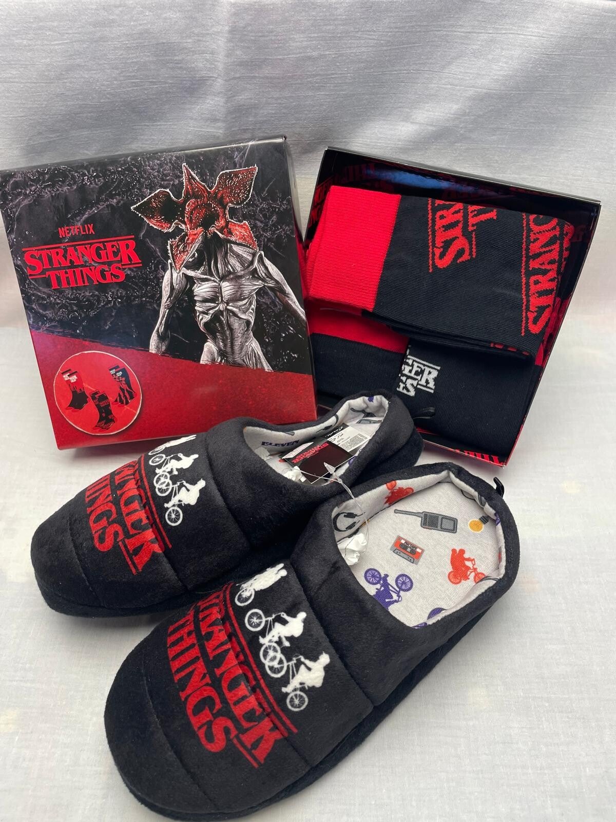 Stranger Things - Set Regalo pantofole + 3 paia di calzini