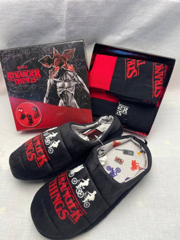 Stranger Things - Set Regalo pantofole + 3 paia di calzini