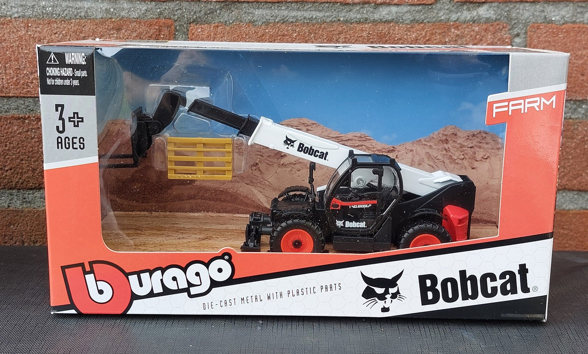 Bburago Bobcat T40 180SLP Telescopic Handler with Pallet Fork, white/orange/black