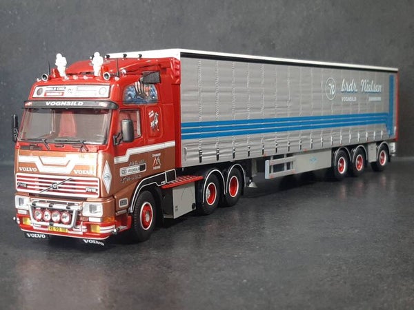TEKNO Brdr. Nielsen Volvo FH16 Globetrotter 6x2 met 3-assige oplegger