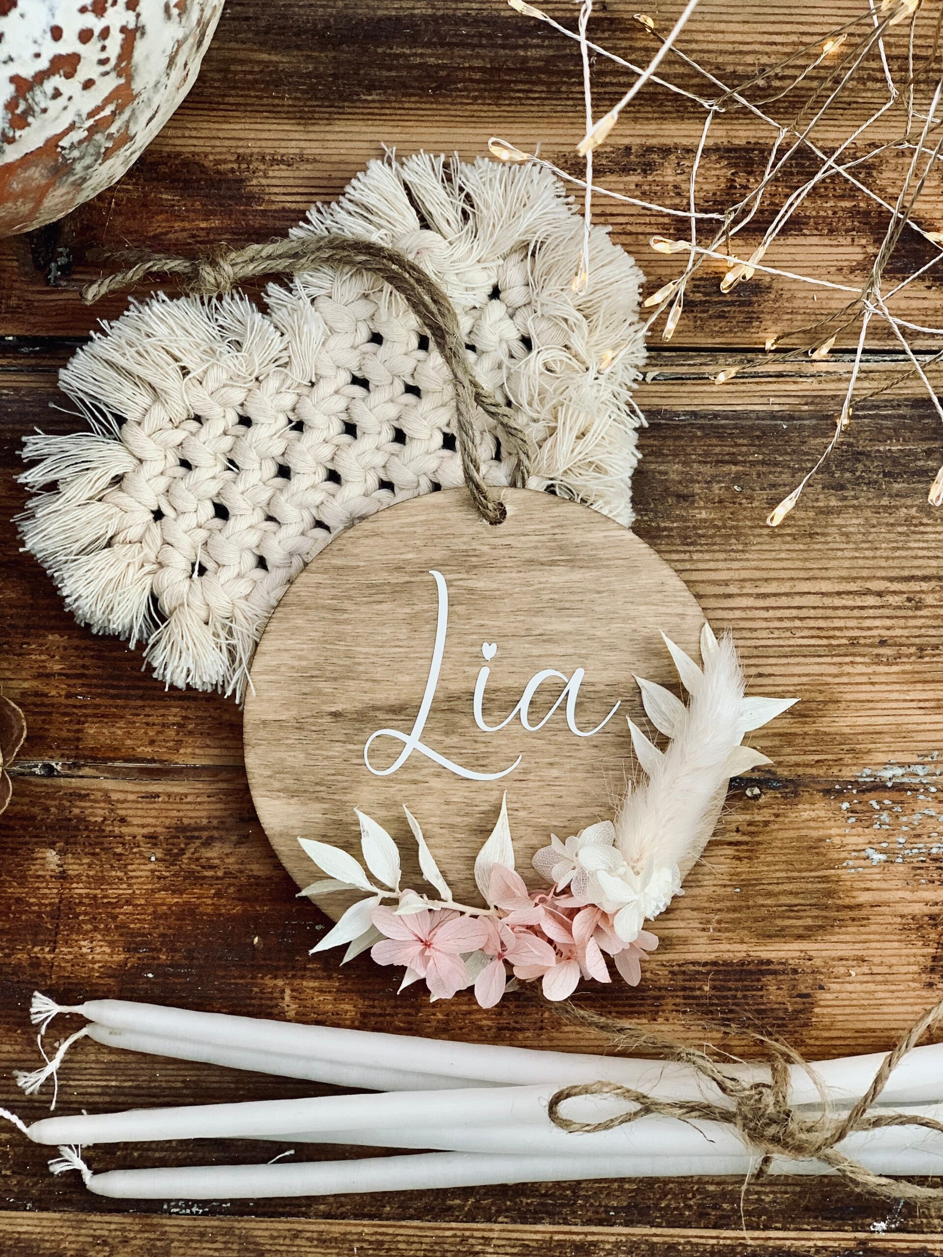 Suspension sapin flocage prénom détail fleurs