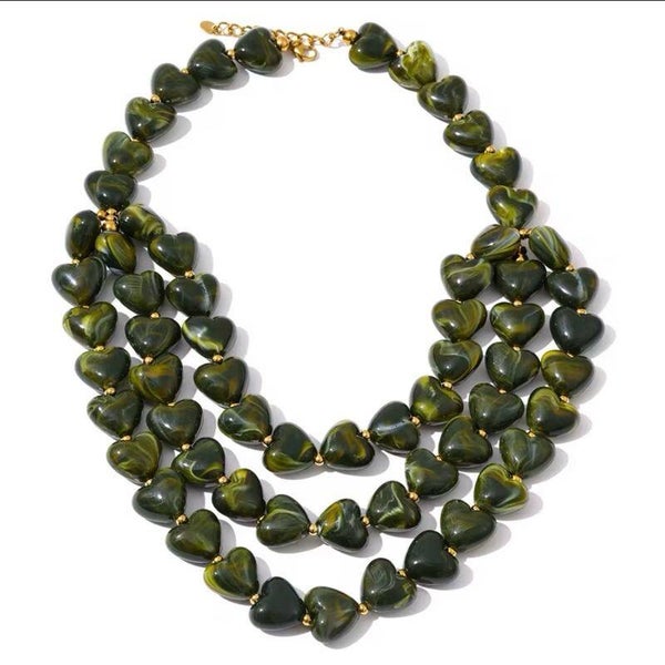 Collana con triplo filo di cuori verdi in resina e acciaio
