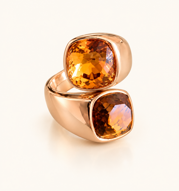 Anello in acciaio , abbraccio di marrone e luce