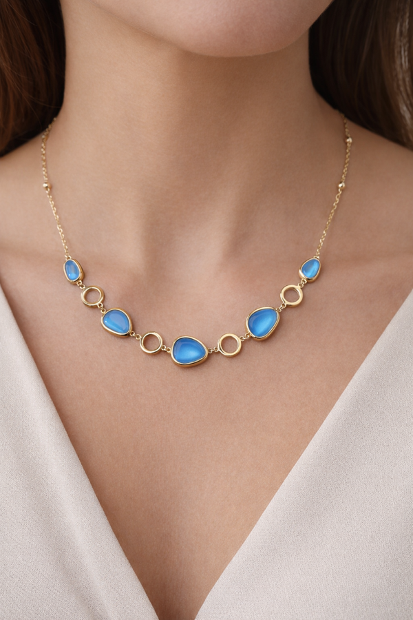 Collana regolabile con pietre trasparenti colorate