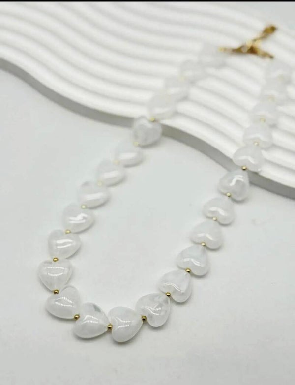 Collana in acciaio con cuori bianchi in resina