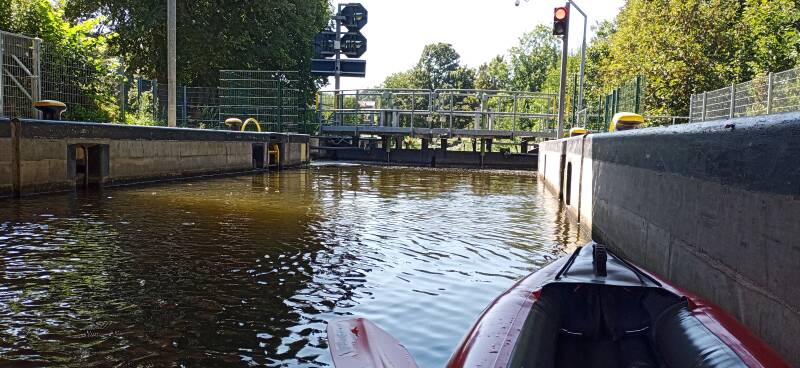 mit dem Kajak in der Schleuse Templin