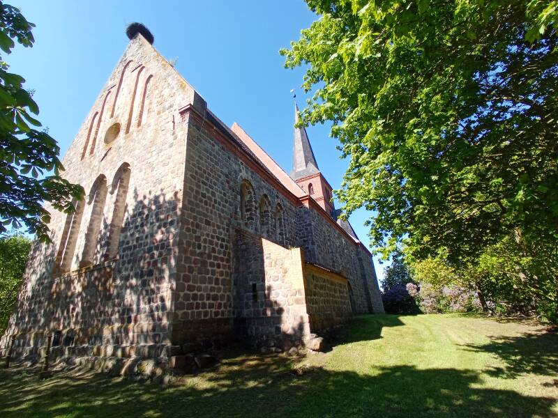 Feldsteinkirche in Jagow mit Storchennest
