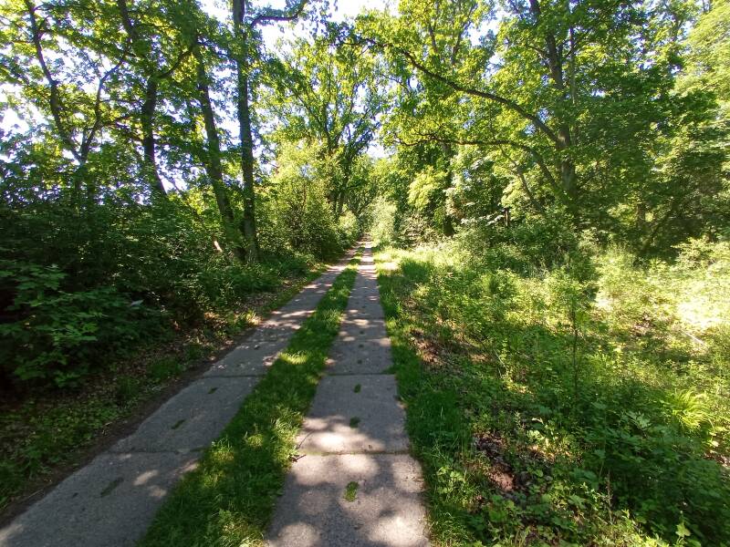 etwas holpriger Plattenweg