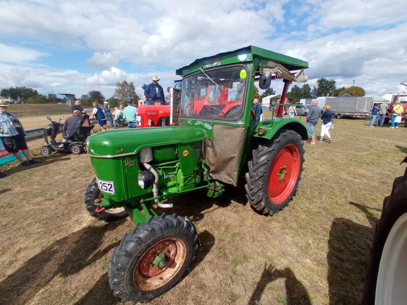 alter grüner Traktor