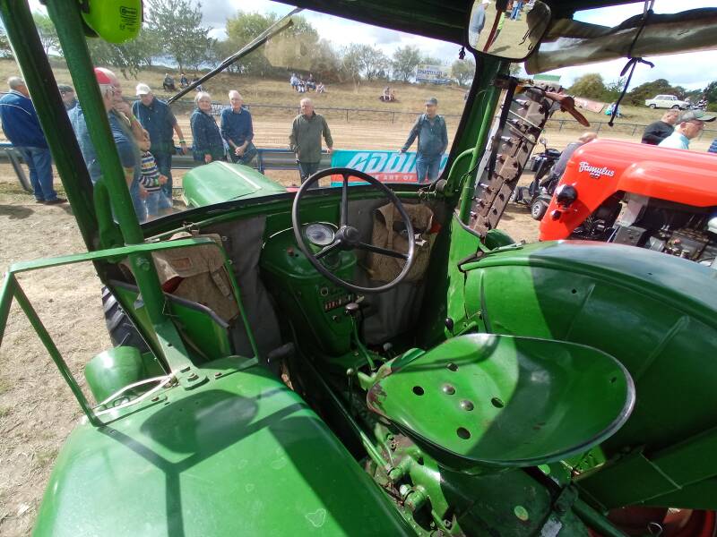 alter grüner Traktor innen