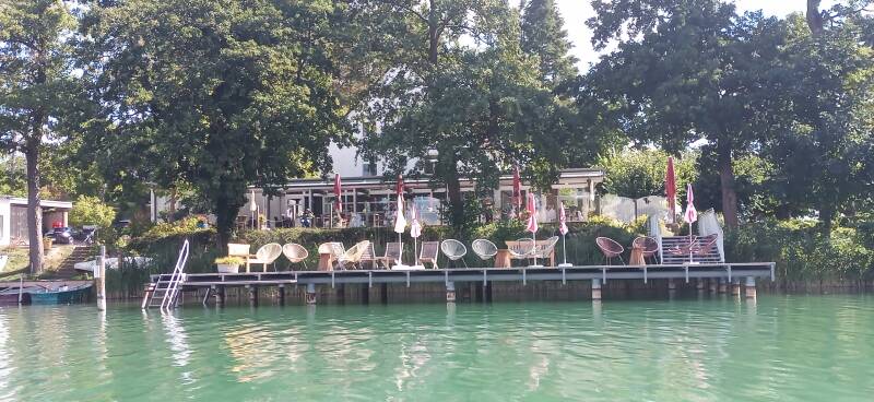 Restaurantterrasse vom Wurlsee aus