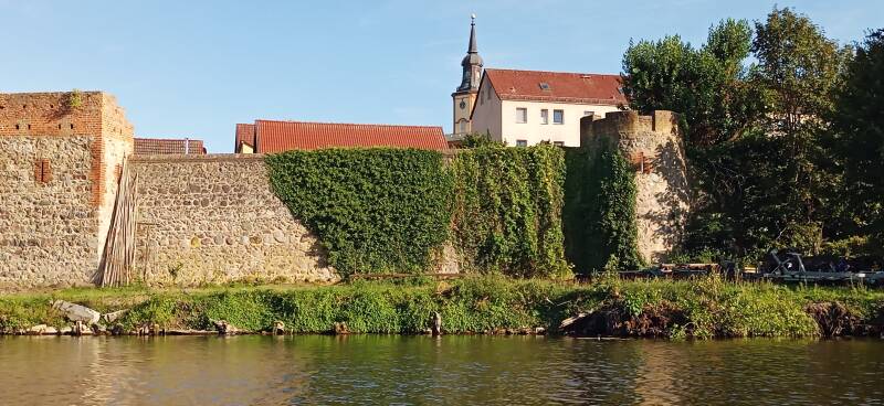 Stadtmauer Templin mit dahinter liegender Altstadt