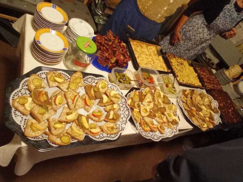 Schmalzstullen und Kuchen
