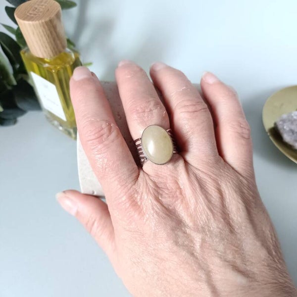 Bague Ajustable Acier Inoxydable Argenté Pierre de Lune Ovale - Élégance et Mystère
