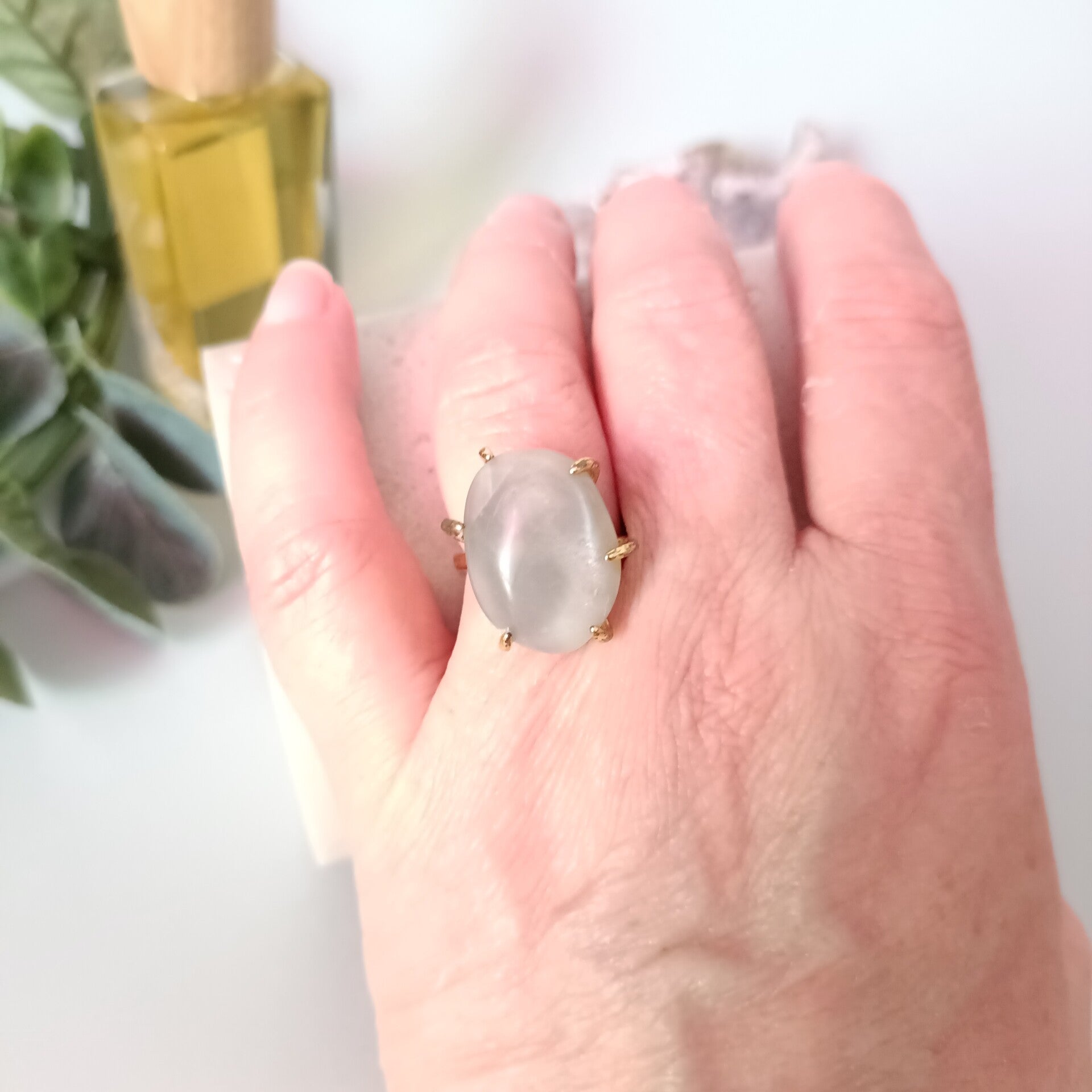 Bague Ajustable Acier Inoxydable Doré Pierre de Lune Grise - Élégance et Mystère