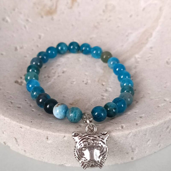 Bracelet Élastique en Apatite Bleue Véritable 13 cm - Charm Tête de Tigre Argenté