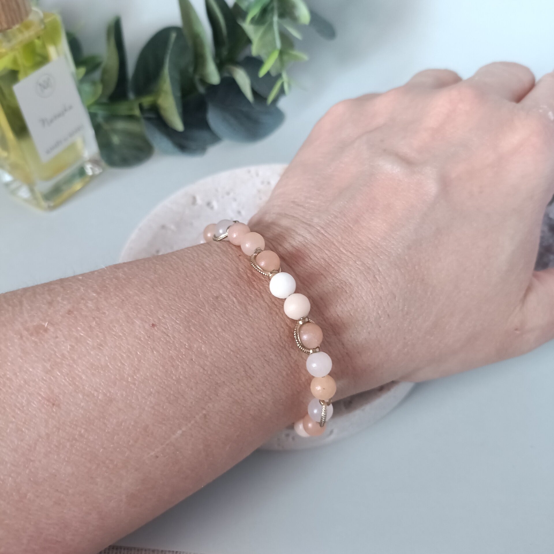 Bracelet Acier Inoxydable Doré avec Perles Opale Rose 6mm - Élégance et Douceur