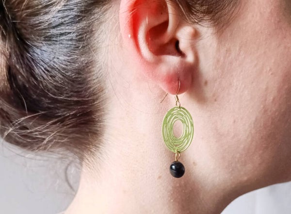 Boucles d’Oreilles Pendantes « Eclipse » – Acier Inoxydable Doré, Volutes Translucides et Obsidienne Noire