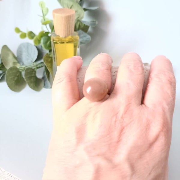 Bague ajustable en acier inoxydable doré avec pierre du soleil ronde - Rayonnez de positivité !