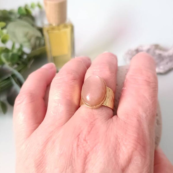 Bague Ajustable Acier Inoxydable Doré Pierre du Soleil - Élégance et Bien-être