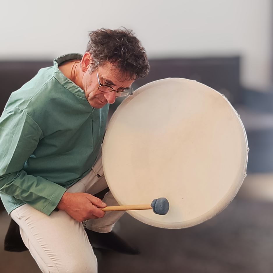 Marc Wynen met sjamaan drum voor energetische healing