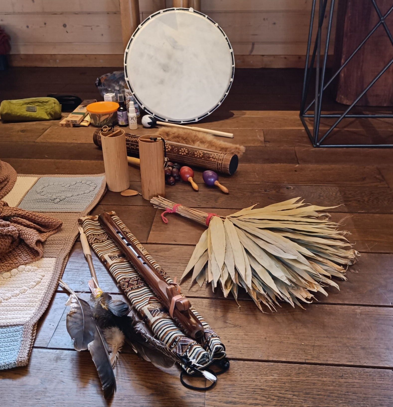 Vrouw die zittende mediteert