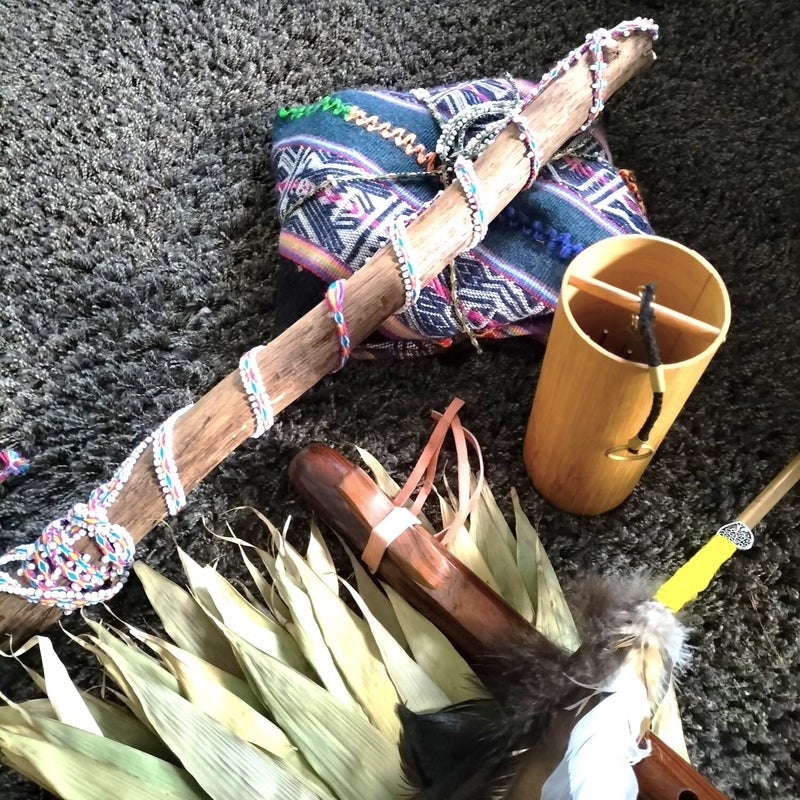 Vrouw die zittende mediteert