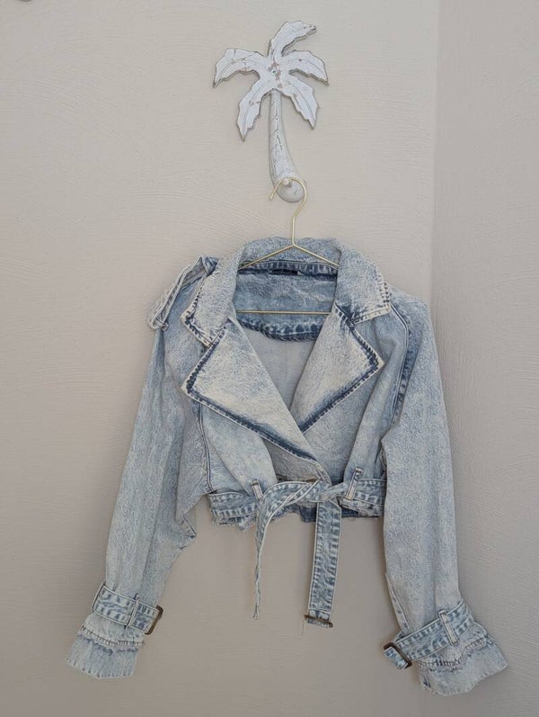 Cropped Jeansjacke mit Bindegürtel – der perfekte Style für Frühling & Sommer