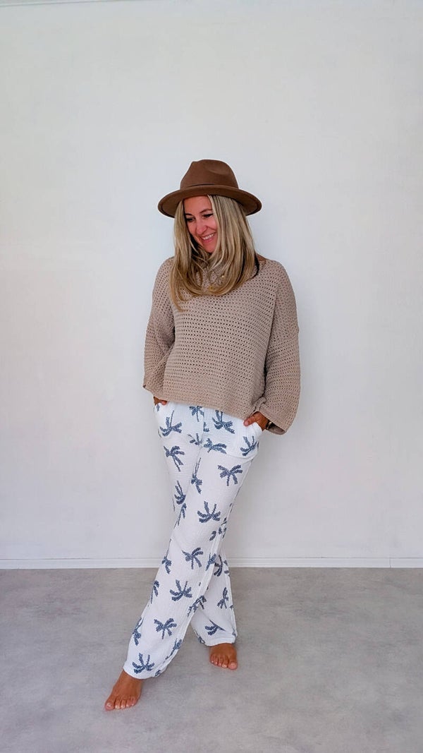Musselin Hose Weiß mit Blauen Palmen – Sommerlich & Bequem