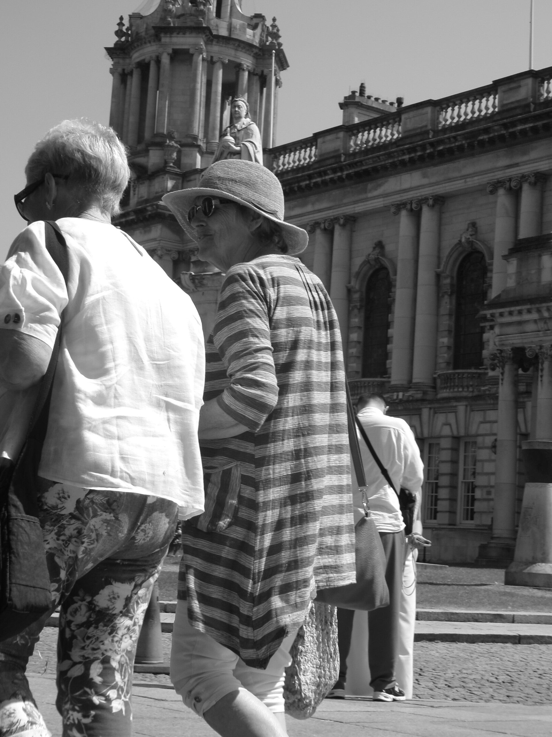 Strolling through lifes of the city