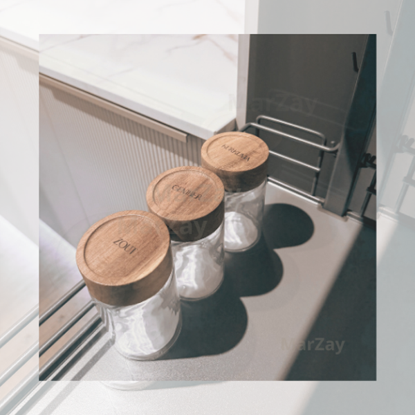 Glazen potjes met gegraveerde kruidennamen