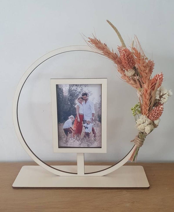 Hoop met droogbloemen en plaats voor foto