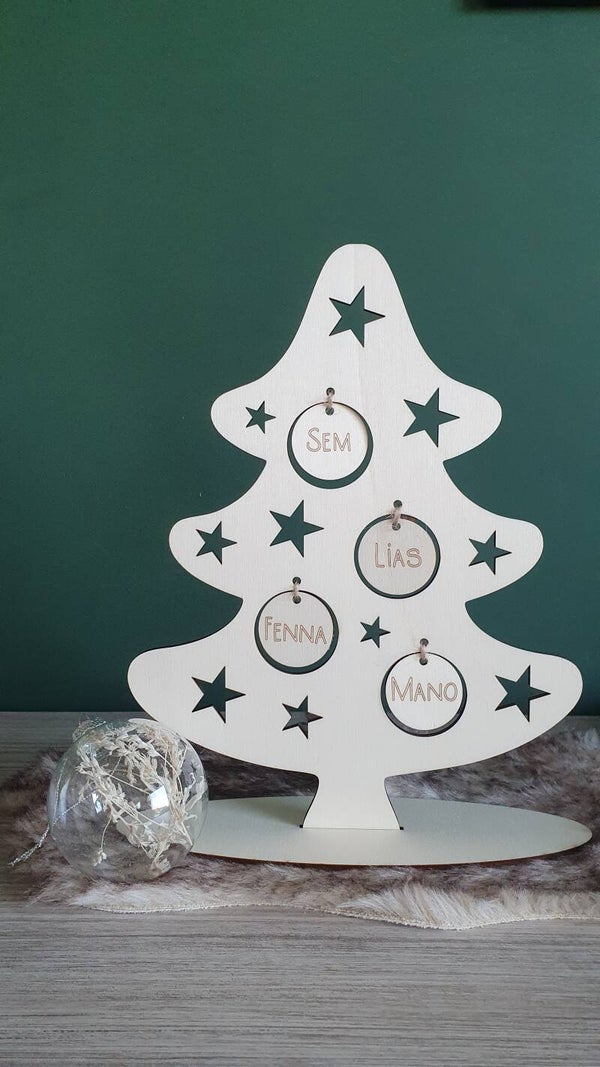 Kerstboom met gegraveerde hangers
